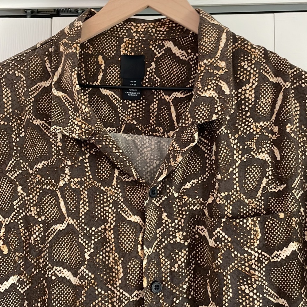 H&M Brown Snake Print Casual Button Down Shirt - Picture 3 of 4